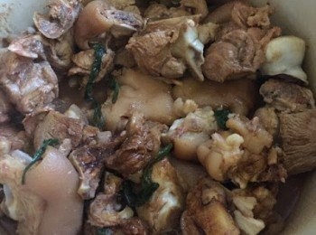 step9: 加入1碗水或雞湯半碗增味，再加冰糖，關蓋炆1小時，期間太乾身加入水