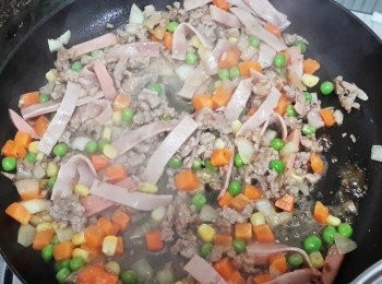 step4: 下火腿，磨菇及雜菜，加鹽，黑胡椒粉及蒜粉調味，炒一兩分鐘