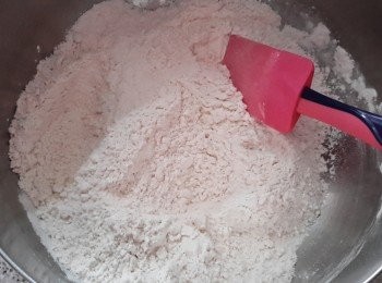 step1: 先將麵粉，糖，鹽及酵母拌勻