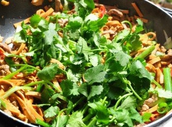 step7: 放入香菜段，攪拌均勻，再淋些米酒，就可囉!