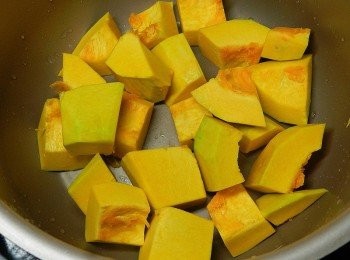 step1: 先把南瓜去皮去耔切塊，放入飛利浦智慧萬用鍋內，蓋上鍋蓋