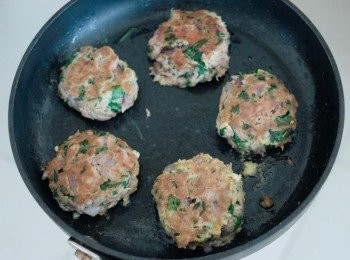 step4: 燒熱油鑊，下魚餅，每邊煎數分鐘即成～