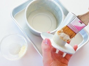 step1: (預先準備) 
◎奶油置於室溫中回軟至用手指按壓一下子就戳入的柔軟度。 
◎蛋放在室溫中回溫後，打散成蛋汁。 
◎用毛刷在模具的內側塗上適量的奶油（分量外），然後放入冷藏室冷卻。 
◎將麵糊用的核桃切碎。將麵糊用的核桃和頂飾用的核桃分別乾煎後，放涼備用。