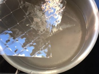 step2: 150克糖加275亳升水和1塊魚膠片，放入鍋中慢火煮5分鐘。煮沸後，放涼。