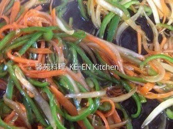 step7: 再把調味料倒入即可熄火、最後倒入5、就可上菜了