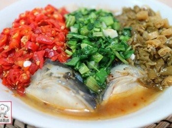 step6: 蔥花及莞茜碎放面，燒熱油，倒在上面即成