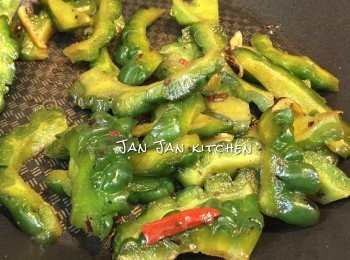 step3: 下少許油爆香料頭，放入涼瓜炒勻，下2湯匙水炒熟，口感因應個人喜好而定，如未熟就每次下一點水再炒。