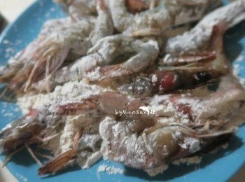 step2: 兩麵沾上薄薄一層麵粉