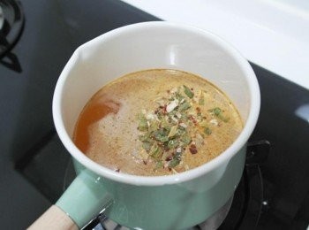 step3: 水有點滾時將辛拉麵裡頭的調味包灑下去!!