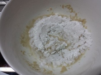 step1: 取30ml暖水+3g酵母+3g泡打粉攪勻備用。