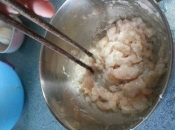 step4: 將蝦肉向一個方向不停打轉