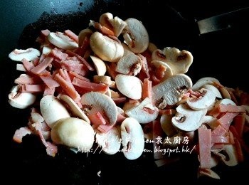 step4: 將煙肉放入鑊中先爆香 , 加入白蘑菇粒 , 火腿及少許鹽拌勻炒數分鐘至白蘑菇微軟