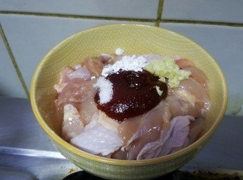 step1: <a href="https://bit.ly/2ZxapeY" target="_blank" data-keyword="雞扒" class="guide-link"><strong>雞扒</strong></a> <span style="display:inline-block;vertical-align:middle;margin-top:-3px;color:initial;border-radius:3px;padding:2px 3px;font-size:12px;line-height:14px;background:#87d300;color:#fff;">即買</span> 和醃雞調味料拌勻醃20分鐘
醃<a href="https://bit.ly/2ZxapeY" target="_blank" data-keyword="雞扒" class="guide-link"><strong>雞扒</strong></a> <span style="display:inline-block;vertical-align:middle;margin-top:-3px;color:initial;border-radius:3px;padding:2px 3px;font-size:12px;line-height:14px;background:#87d300;color:#fff;">即買</span> 調味料：
韓式辣醬 1.5湯匙
糖 半湯匙
鹽 半茶匙
生粉 1茶匙
蒜蓉 1茶匙
玫瑰露 1茶匙