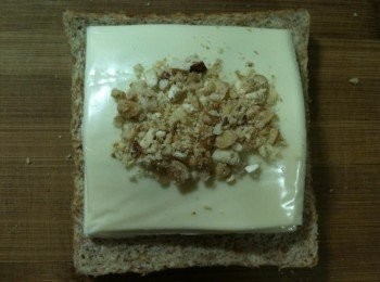 step6: 依序放上起士片和步驟2的堅果碎。