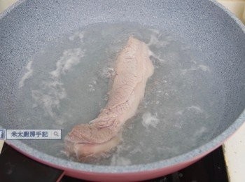 step2: 豬肉洗淨放滾水中煮10分鐘，之後放入冰水冷卻，切成片。