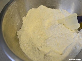 step2: 將1-4項乾性材料放入容器均勻混合