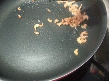 step4: 起油鑊先爆香蝦米