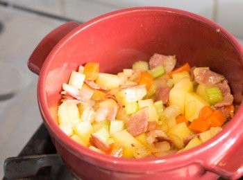 step5: 下薯仔及牛油炒約 2 分鐘，牛油跟材料炒勻，然後平均灑入麵粉炒勻