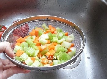 step2: 西芹切粒 , 甘旬切粒放入隔篩中用水沖洗乾淨及瀝乾水份