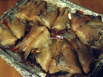 step3: 可將醃料的醬汁刷上表層.上火170度在烤15分(視烤箱火力調整)