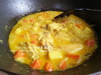 step10: 盛起將葡國雞放上碟 , 再放上芹菜葉裝飾即可