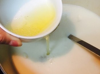 step5: 倒入蛋白，慢慢將蛋白攪拌成蛋花即成。