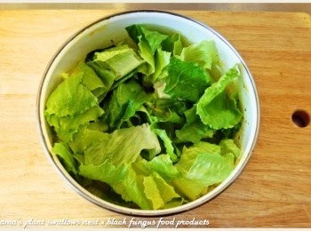 step4: 蘿美生菜洗淨後，用手將其葉片逐一撕成片狀後備用。