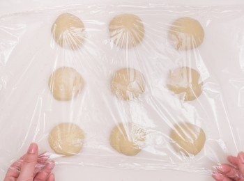 step3: 慢慢搓成麵團，放置在30度發酵60分鐘，取出發酵好的麵團，排氣，將麵團分成9個，蓋上保鮮紙等15分鐘