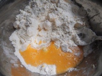 step4: 牛油放軟切丁粒加粉及蛋