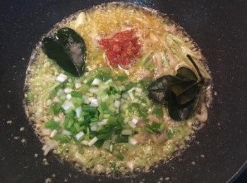 step8: 接著再放入蔥花、檸檬葉、蒜蓉辣椒醬ㄧ起拌勻。