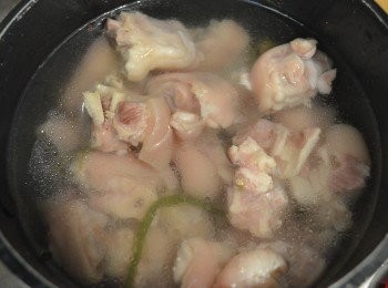 step4: 豬手煮熟後撈出，放入熟冷水中浸泡至涼，然後瀝乾水分，放入盆中。