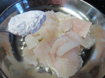 step2: 接著下米酒，鹽，魚露，還有一大勺澱粉，攪拌均勻，醃製20分鐘。