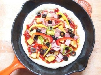 step14: 用刷子將麵皮邊抹一些油,依序加入少許的蕃茄紅醬,鋪上喜歡的<span class="group_1">食材</span>(鳳梨,火腿...)