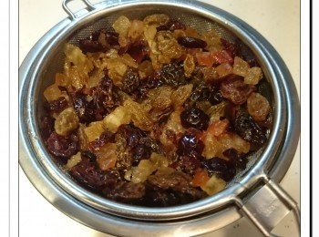 step1: 把雜果乾加入冧酒中, 浸2小時後瀝乾備用, 酒要留下備用。