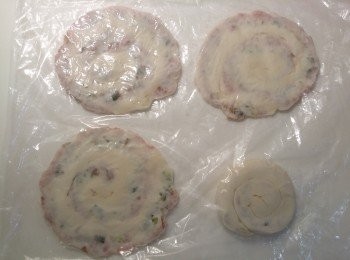 step10: 再用手壓扁蔥肉捲餅後（隔著塑膠帶），直接冰冷凍庫保存