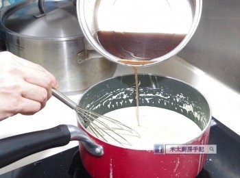 step5: 開火煲椰漿混合物，把加了糖的紅豆水慢慢加入，不停攪拌至大滾，加入紅豆拌勻便可關火。

把糕糊注入模具中，放入雪櫃2-3小時便可享用！