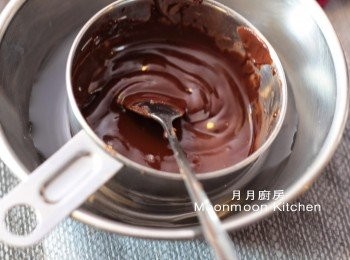 step17: 朱古力座熱水至溶解，放入唧袋。