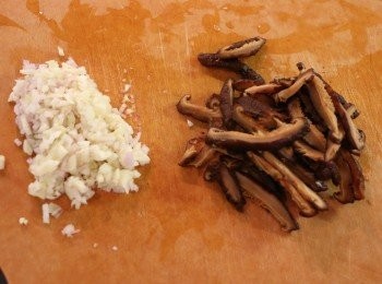 step1: 香菇泡軟切片；蝦米洗淨稍泡；紅蔥頭、蒜頭切碎。
