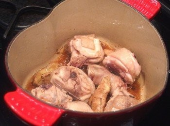 step2: 加入冰糖拌炒一下,倒入米酒及當歸和枸杞煮滾,煮至酒精揮發,蓋上鍋蓋小火煮約25分鐘。(可依個人喜歡的熟度來增減燉煮時間)