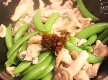 step8: 加入xo醬拌炒一陣