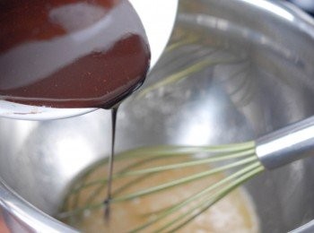 step4: 然後倒入巧克力漿拌勻，最後下麵粉拌勻