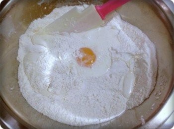 step3: 接著在把蛋和牛奶加入~~