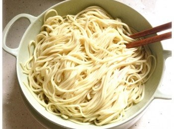 step3: 將麵條撈起，用凍滾水沖洗一下降溫，再加一點油拌勻。