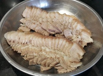 step2: 將腩肉上的鹽輕輕沖洗，吸乾水份後切件備用