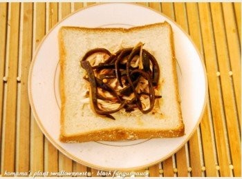 step2: 在土司片上，用刀子輕劃內四角形，再用湯匙逐一壓平，
在土司片的內四角形中，放入雞絲肉與青檸酸辣黑菇醬。