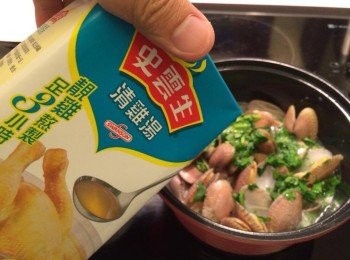 step2: 落雞湯，少杯白酒及芫茜，轉大火至滾起，加半茶匙鹽提味，熄火焗兩分鐘即成。完煲上菜！