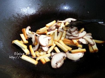 step4: 原鑊爆香冬菇 , 豆乾條有香味後