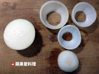 step1: 洋葱去頭尾，逆紋對切，取出外層的洋葱圈6個備用。