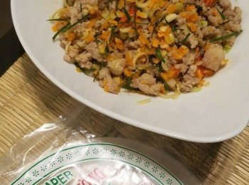 step4: 準備米紙。
將米紙放落凍水浸 3-5秒，放上肉鬆料,卷成春卷狀已可。食得濃味，可伴上越南魚露，別有一番風味。