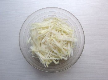 step2: 將大頭菜去除外皮,切成細絲,放入海鹽稍加攪拌一下,靜置15分鐘出水,再將釋放出的水份去除。